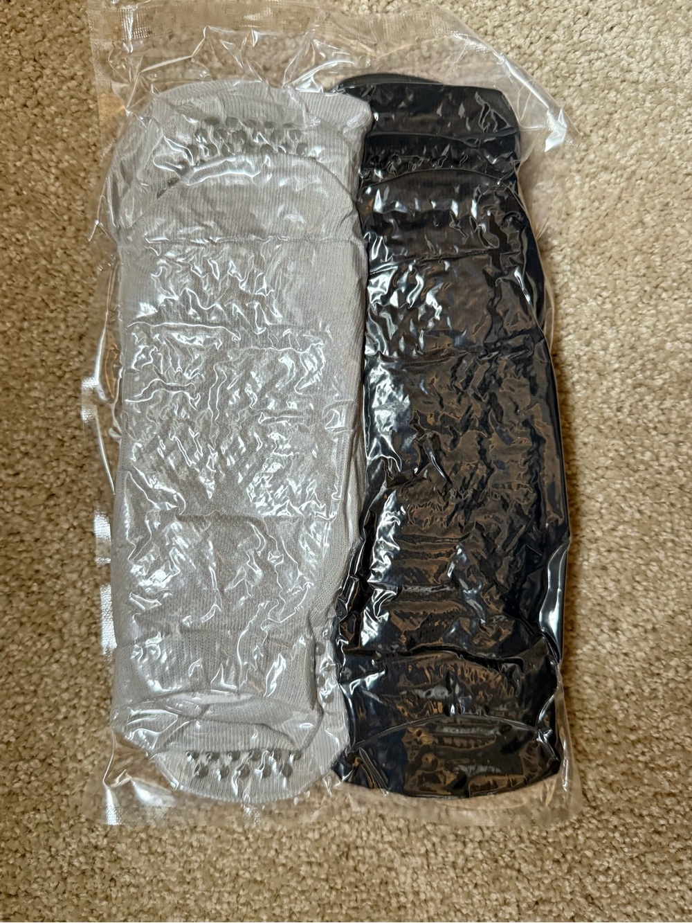 NEW Woman’s 4 PACK Low-Cut Non-Slip Socks - 2 Black & 2 Gray Athletic - Picture 3 of 5